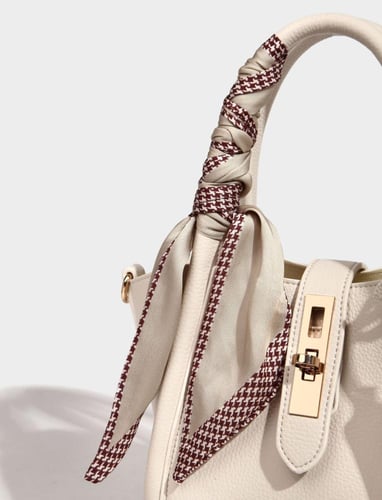 شنطة جلد أوف وايت