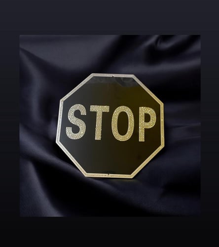 لوحة قف أسود