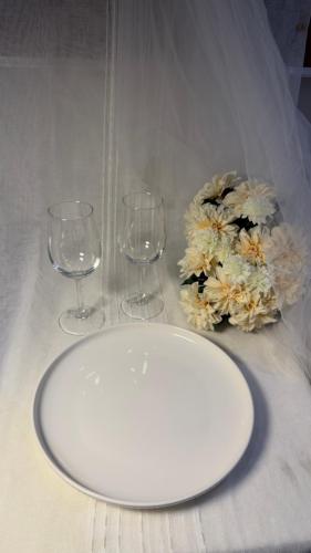 صحن سراميك أبيض ( وسط )