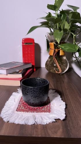 كوب قهوة اسود منقط