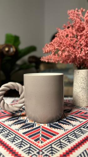 كوب بمسكة رصاصي