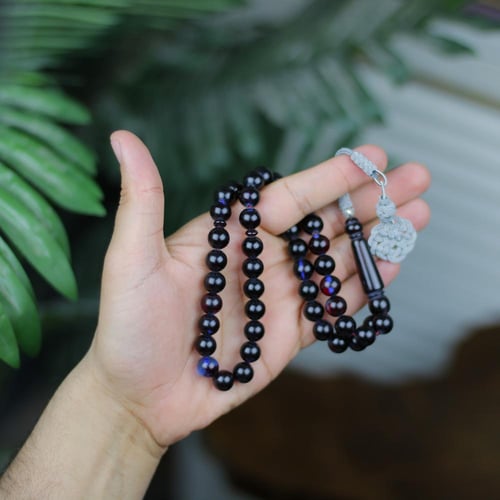 سبحة "ليالي الأوبال" – غموض الأسود بوميض أزرق