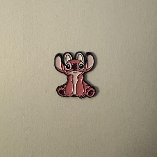 ملصقات معدنية ستيتش وردي