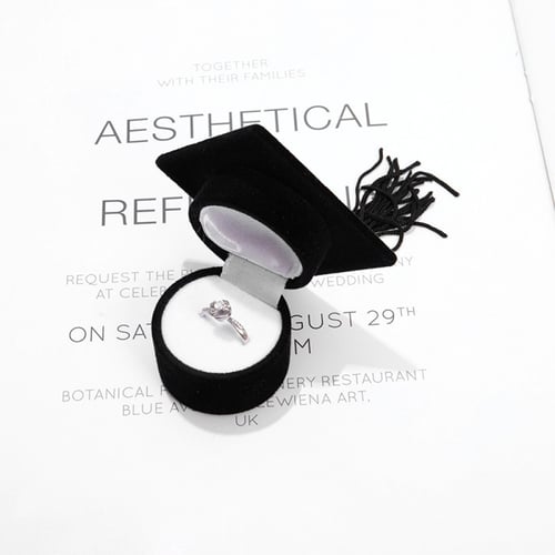 علبة خاتم على شكل قبعة تخرج