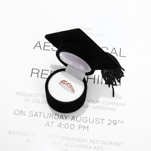 علبة خاتم على شكل قبعة تخرج