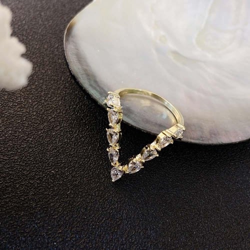 خاتم V مرصع بالزركون