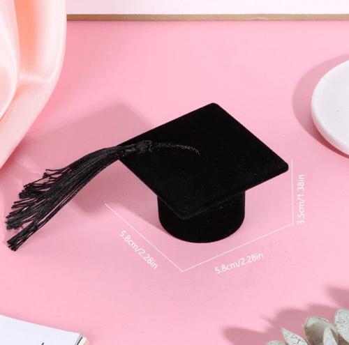 علبة خاتم على شكل قبعة تخرج