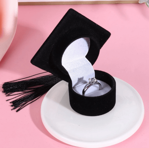 علبة خاتم على شكل قبعة تخرج