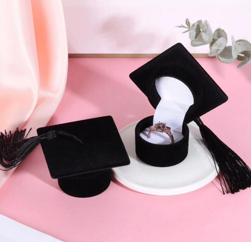 علبة خاتم على شكل قبعة تخرج