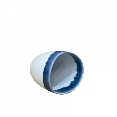 #40 كوب سيراميك ابيض وازرق مموج من الأعلى