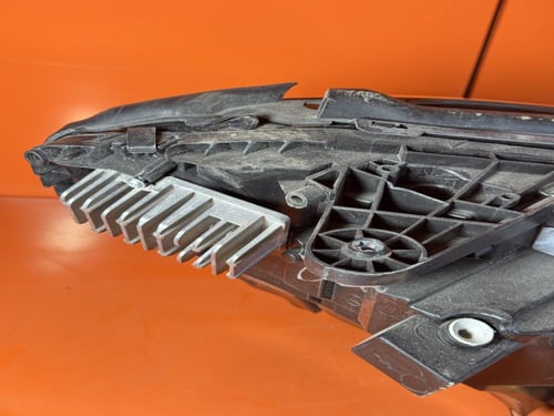 شمعة أمامية مرسيدس C63 AMG أصلية – دبل زينون – 201...