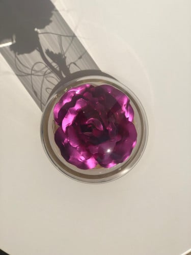 ورد مطلي بالذهب .