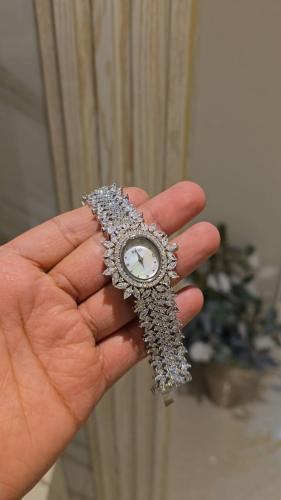 ساعة تصميم ألماس