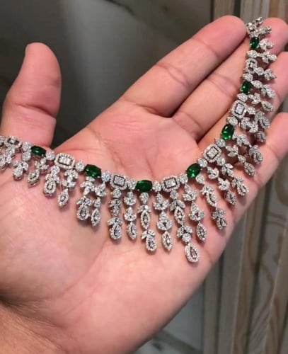 طقم أخضر تصميم ألماس