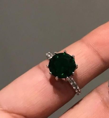 خاتم تصميم ألماس أخضر