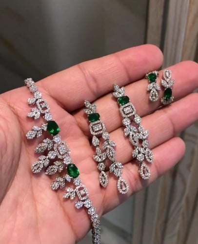 طقم أخضر تصميم ألماس