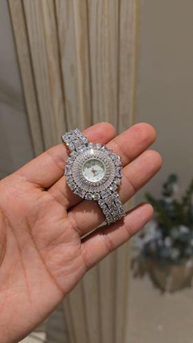 ساعة تصميم ألماس