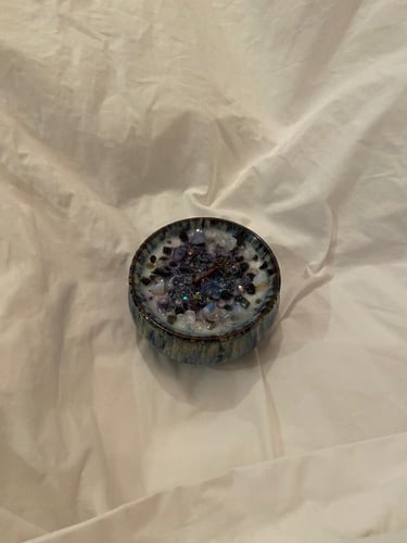 شمعة سَلام الأحجار والورد المجفف | داوني