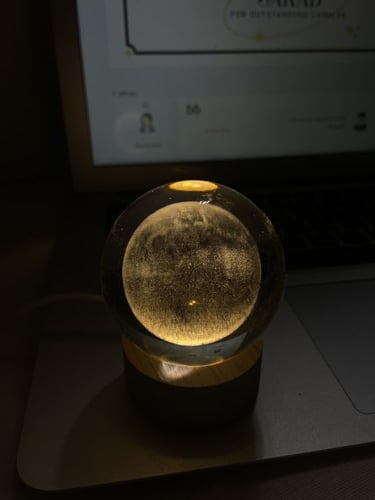 بلورة القمر المضيء