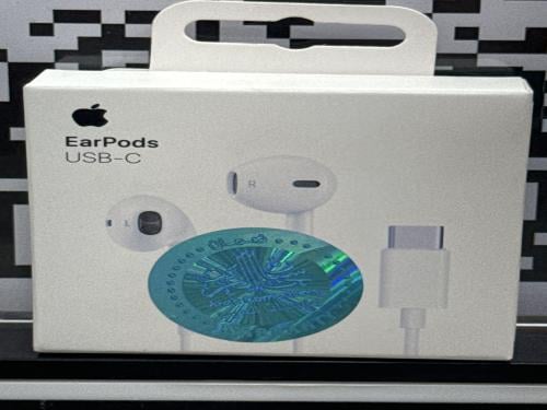 Apple headphones Arab computers