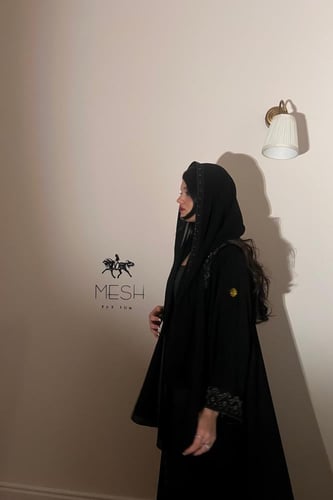 عبايه سوداء فخمه