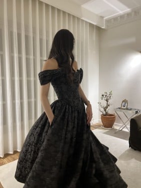 فستان مورد بقصة الكورسيه