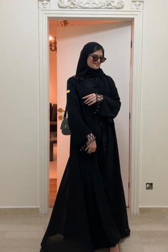 عبايه سوداء فخمه