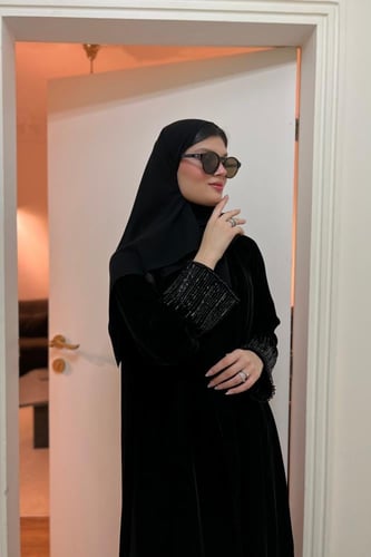عبايه سوداء بشك يدوي