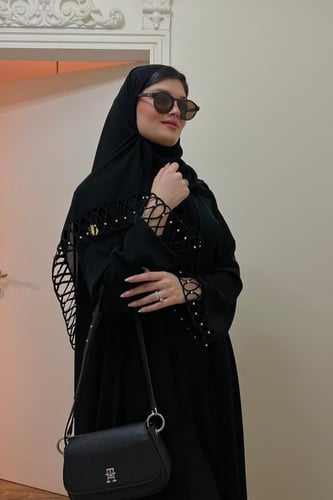 عبايه سوداء فخمه