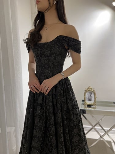 فستان مورد بقصة الكورسيه