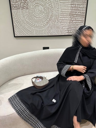 W5 عباية سواداء بقماش شانيل
