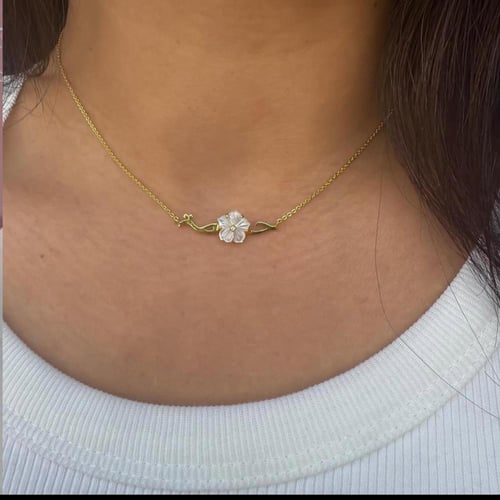 سلسال بالاسم مطلي ذهب مع ورده صدف طبيعي