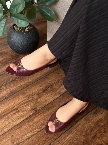 حذاء بتصيم حروفSyL