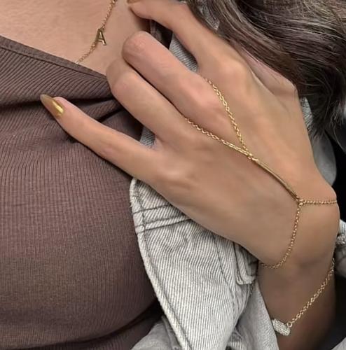 كف ناعم مطلي بالذهب