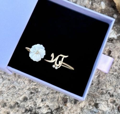 اسواره بالاسم مطليه ذهب مع ورده صدف