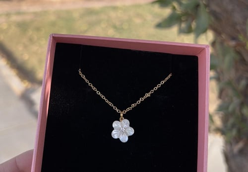 طقم ورده صدف طبيعي حلق+ سلسال مطلي ذهب