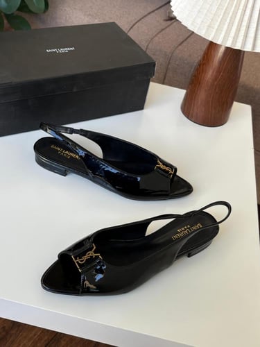 حذاء بتصيم حروفSyL