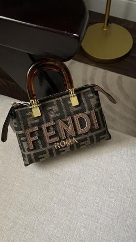 شنطه بحرف f حجم وسط