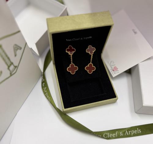 حلق فان كليف وردتين لون عودي