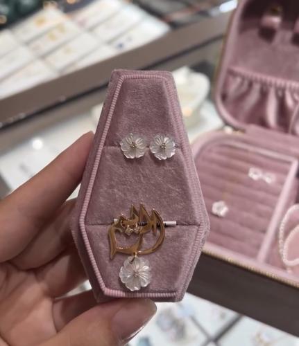 بروش بالاسم مطلي ذهب خط ديواني