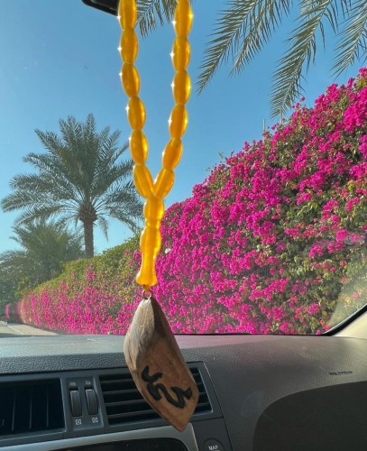 تعليقه سبحه مع كسره العود بالاسم