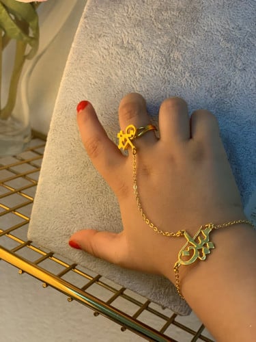 كف يد مطلي ذهب