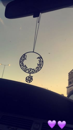 تعليقه سياره مطليه فضه بالاسم