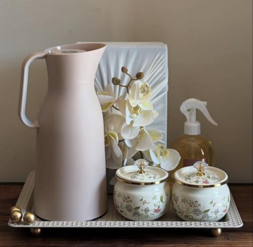 تنسيق هدية ( صينية ، ترمز ، تمريات ، عطر ، طقم فنا...