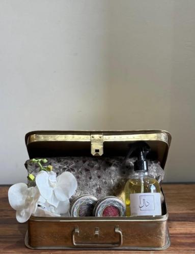 تنسيق هدية ( سجادة،جلال صلاة،زعفران، بخور، عطر )