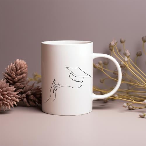 كوب لمناسبة التخرج بتصميم يد و قبعة تخرج