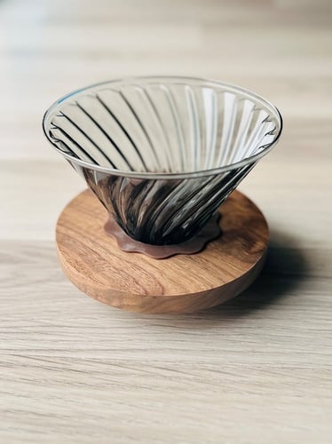 قمع زجاج قاعدة خشب داكن 02