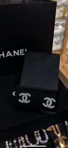 حلق شانيل مع الملحقات