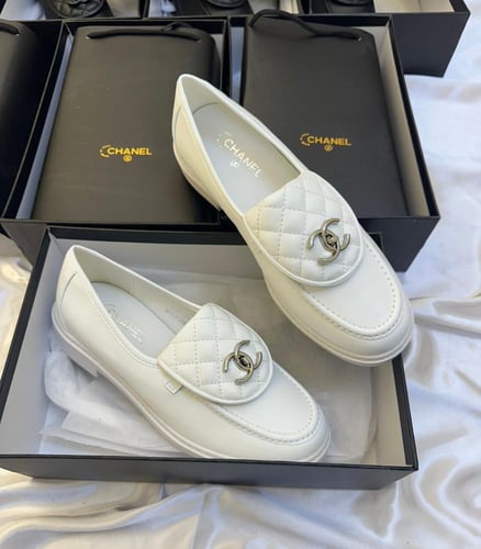 حذاء شانيل كلاسيكي نادر