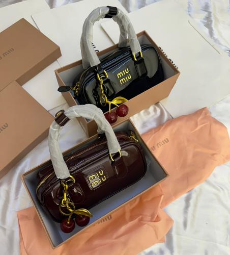 شنطة ميو ميو لامع